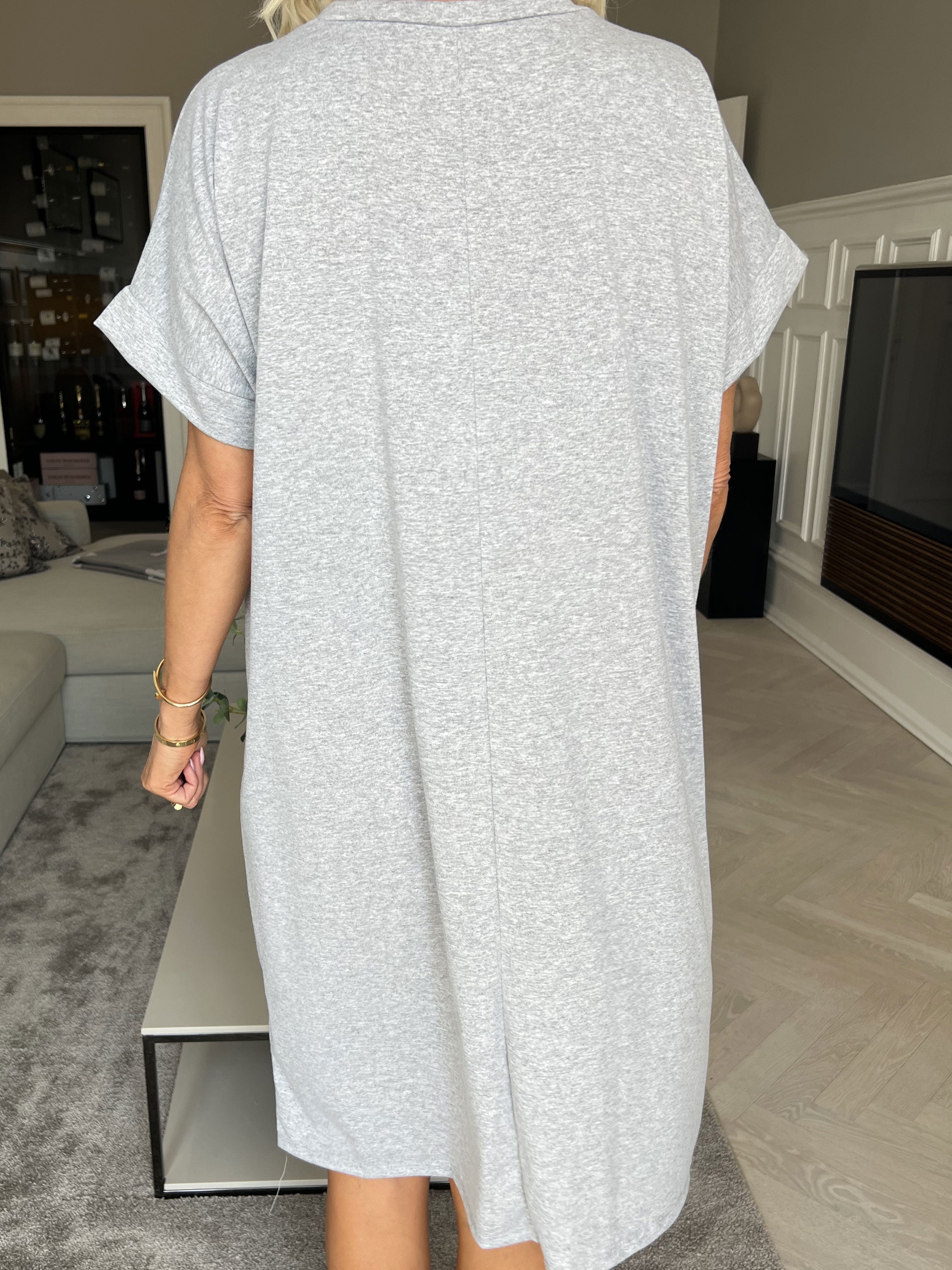 Virginia - Mjuk t-shirt klänning med motiv